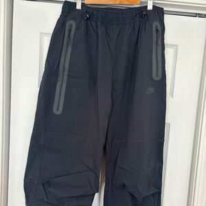 NIke Tech Men's Woven Oversized Pants in Black size Medium